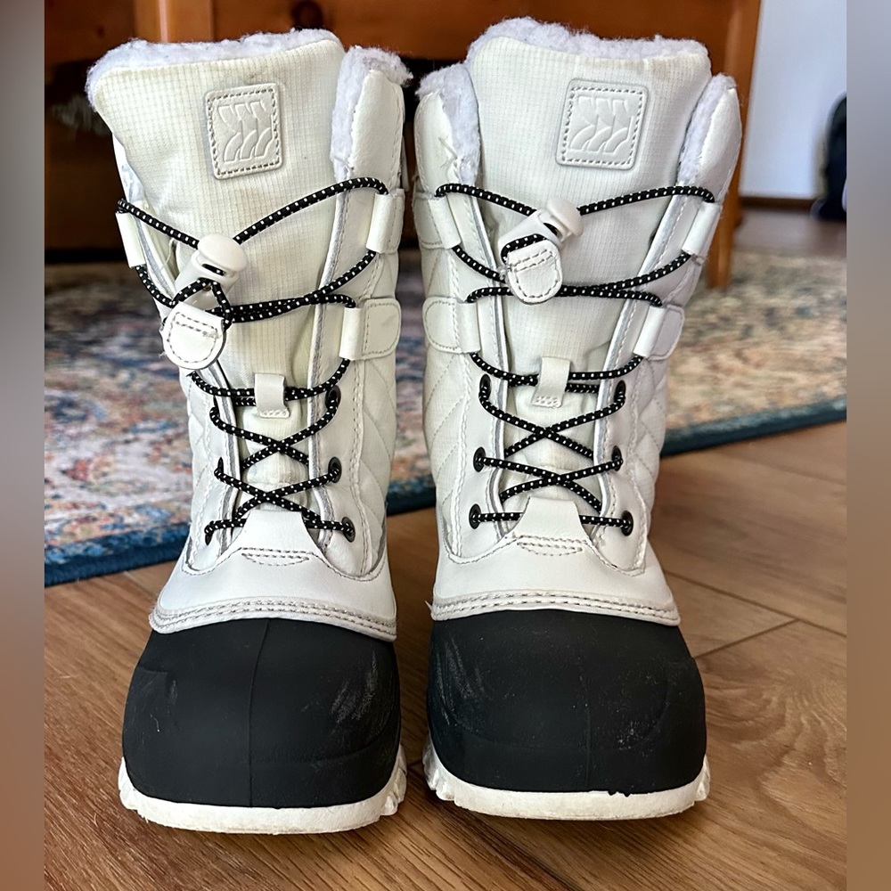 All In motion girls snow boots size 2 white and black thermolite